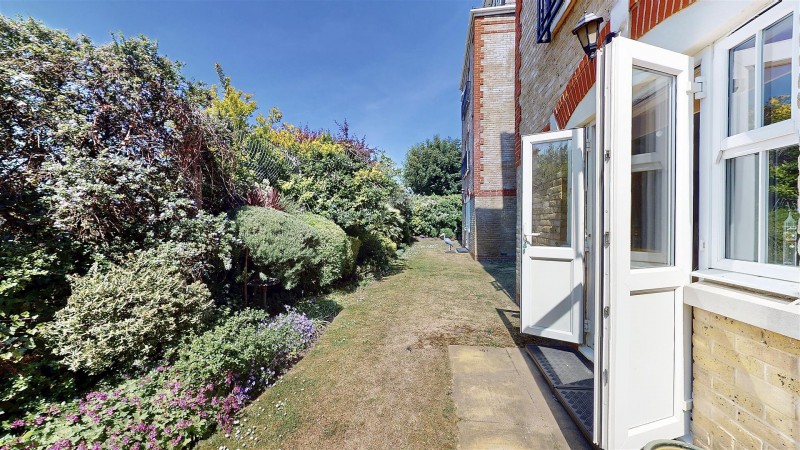 Images for Draper Close, Isleworth EAID:ajmanserapi BID:1