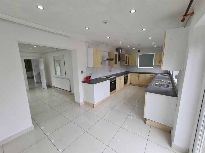 Images for Wellington Road North, Hounslow EAID:ajmanserapi BID:2