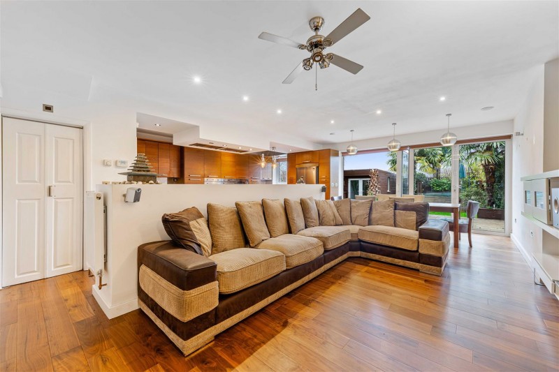 Images for Oaklands Avenue, Isleworth EAID:ajmanserapi BID:1