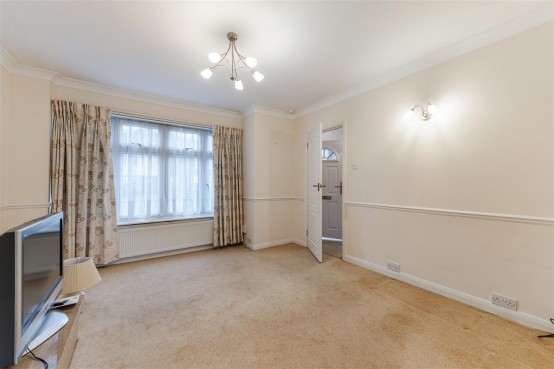 Images for Lynton Close, Isleworth EAID:ajmanserapi BID:1