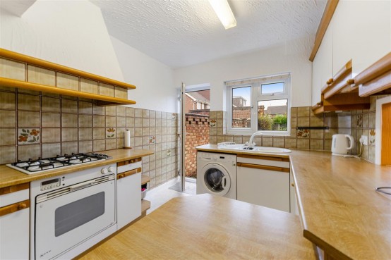 Images for Lynton Close, Isleworth EAID:ajmanserapi BID:1