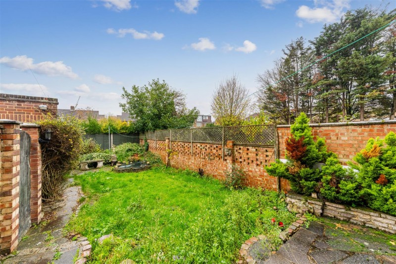 Images for Lynton Close, Isleworth EAID:ajmanserapi BID:1