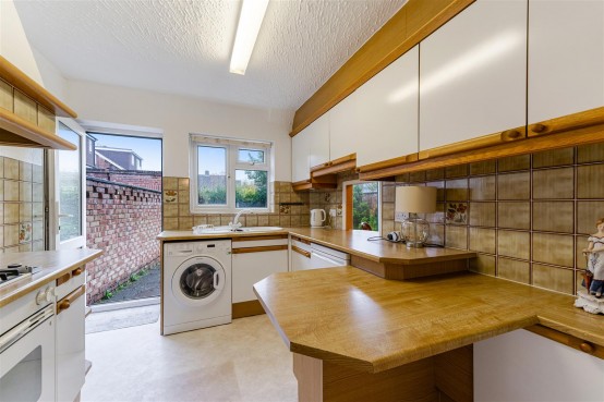 Images for Lynton Close, Isleworth EAID:ajmanserapi BID:1