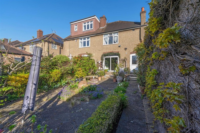 Images for Bassett Gardens, Isleworth EAID:ajmanserapi BID:1