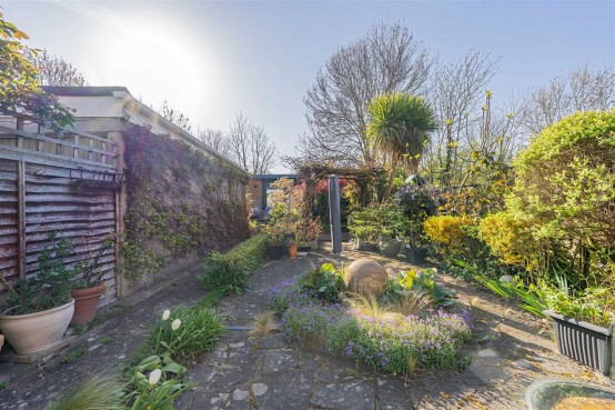 Images for Bassett Gardens, Isleworth EAID:ajmanserapi BID:1