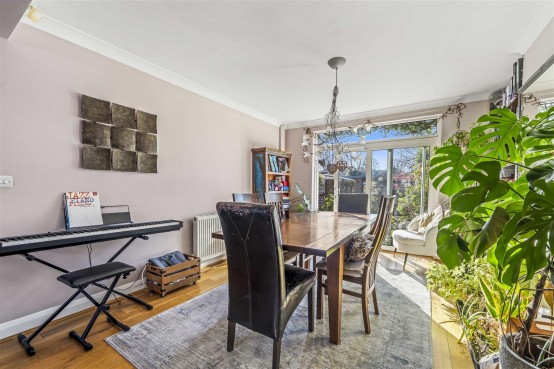 Images for Bassett Gardens, Isleworth EAID:ajmanserapi BID:1