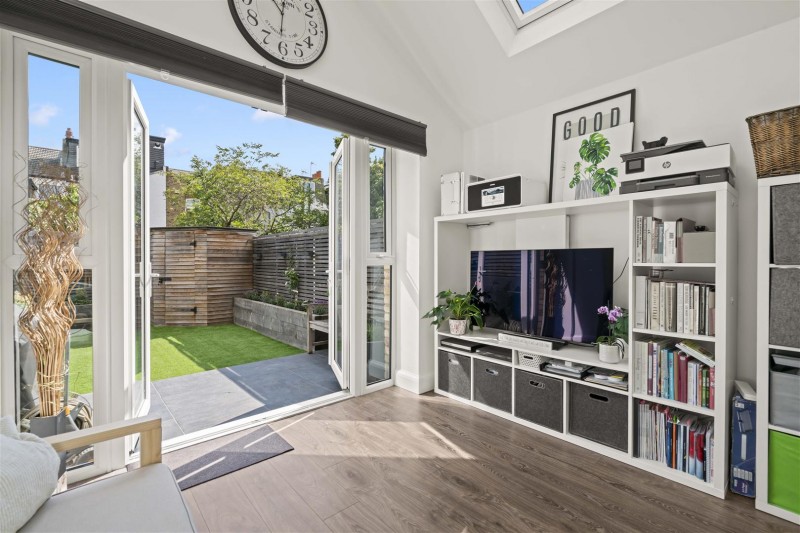 Images for Castle Road, Isleworth EAID:ajmanserapi BID:1