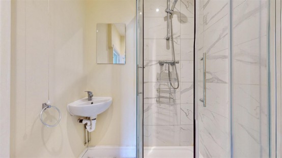 Images for Wood Lane, Isleworth EAID:ajmanserapi BID:1