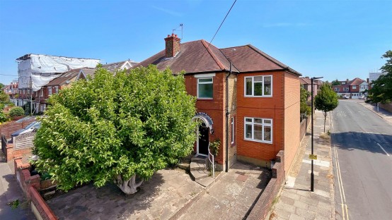 Images for Wood Lane, Isleworth EAID:ajmanserapi BID:1