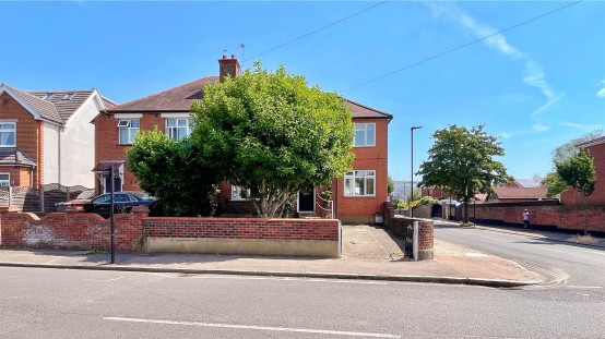 Images for Wood Lane, Isleworth EAID:ajmanserapi BID:1