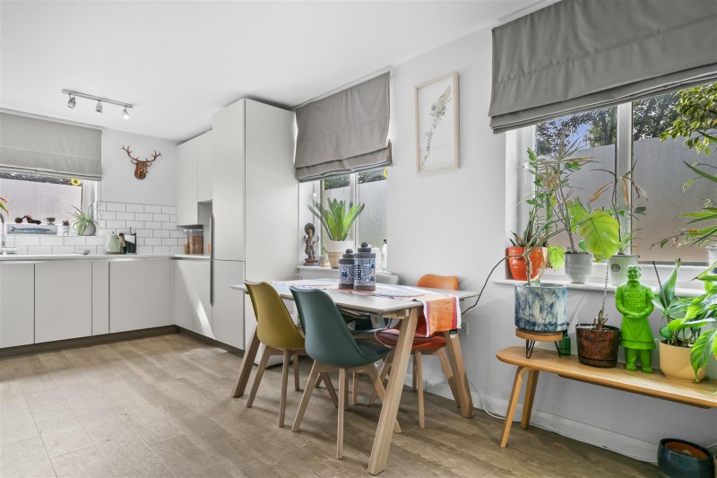 Images for 211 Worton Road, Isleworth EAID:ajmanserapi BID:1